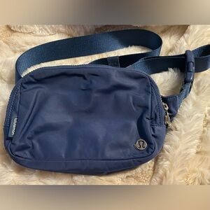 Lululemon belt bag 2L pitch blue